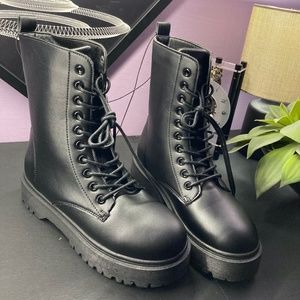NWOT_ Platform boots | Black 8 (see imperfection)